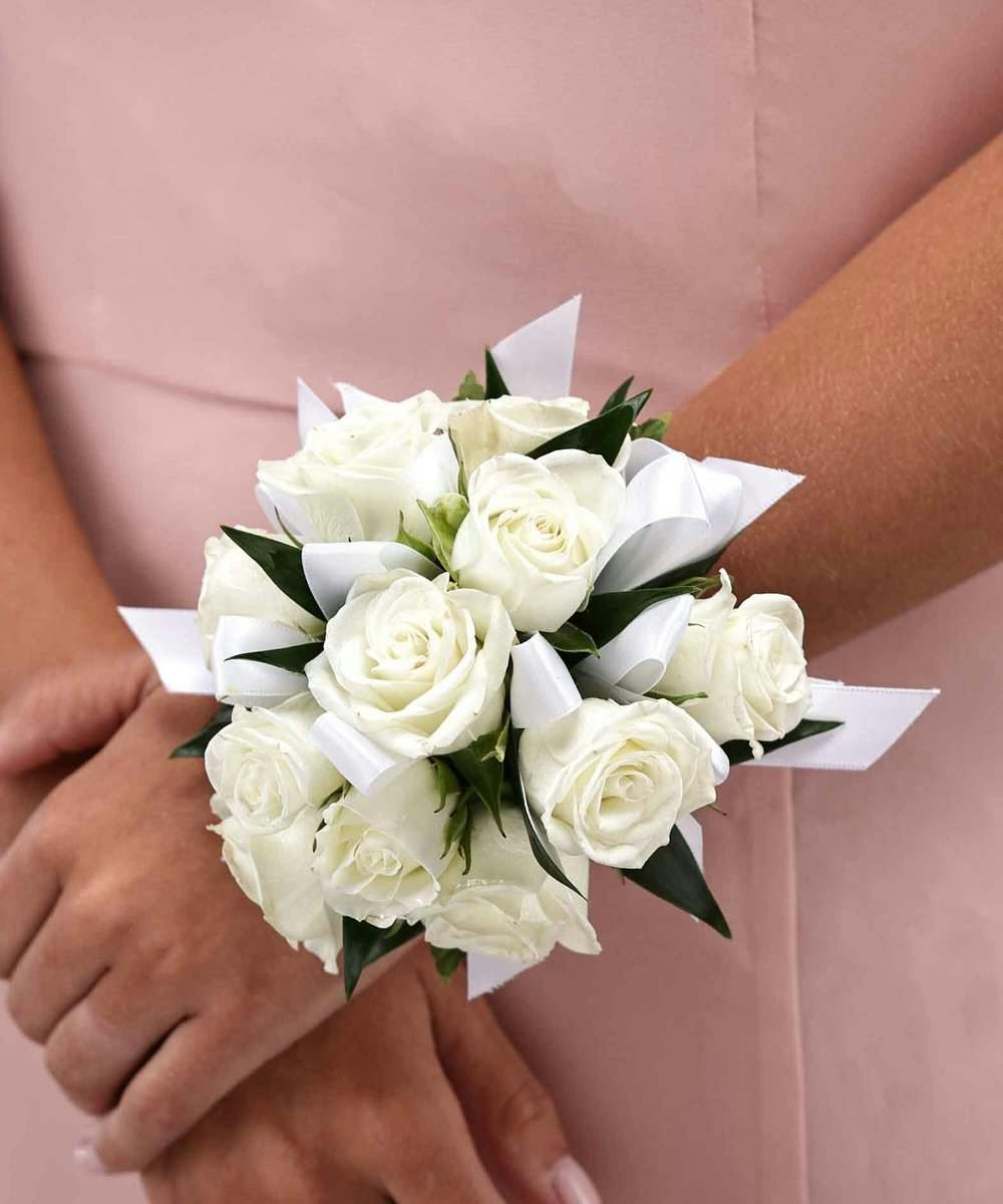 Ambitieus Specifiek Regeren White Sweetheart Rose Wrist Corsage by Carithers Flowers Alpharetta,  Atlanta, Buckhead, Marietta, Roswell, Sandy Springs